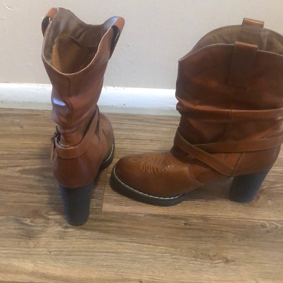 Brown Country Boots with Heel - Picture 2 of 2